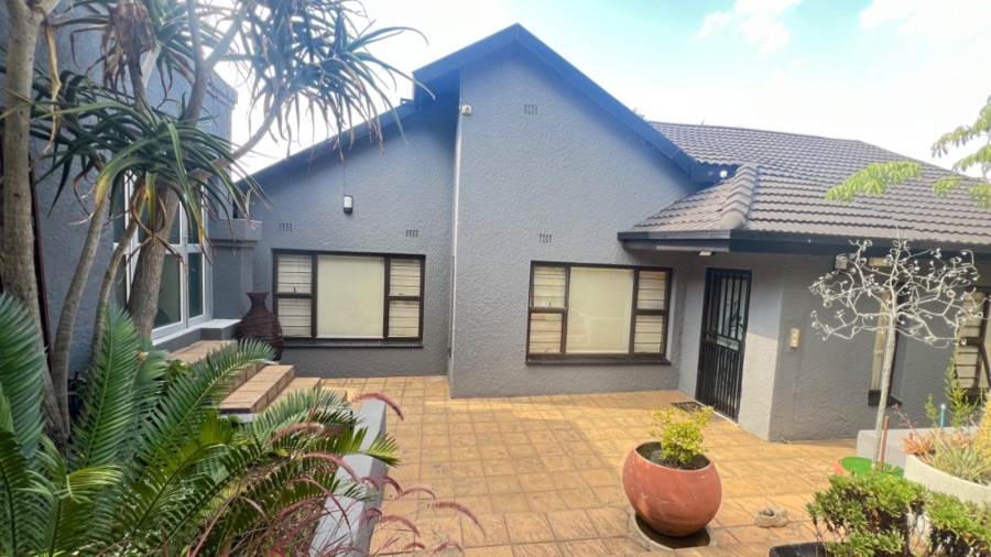 6 Bedroom Property for Sale in Mondeor Gauteng