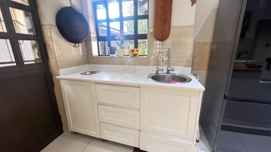 6 Bedroom Property for Sale in Mondeor Gauteng