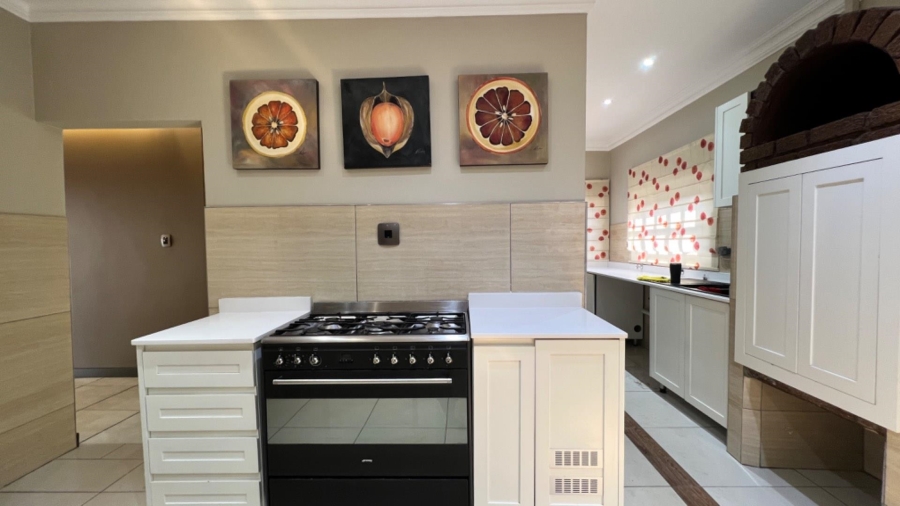 6 Bedroom Property for Sale in Mondeor Gauteng