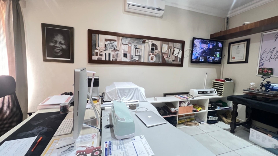 6 Bedroom Property for Sale in Mondeor Gauteng