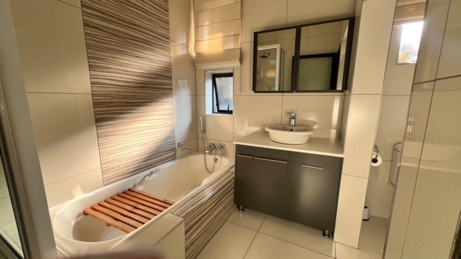 6 Bedroom Property for Sale in Mondeor Gauteng