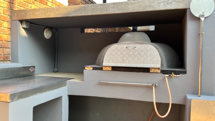 6 Bedroom Property for Sale in Mondeor Gauteng