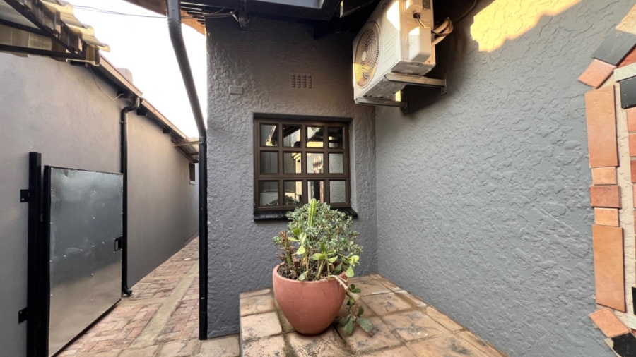 6 Bedroom Property for Sale in Mondeor Gauteng