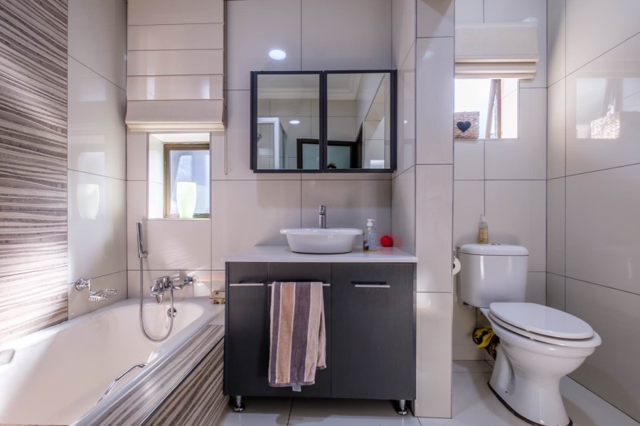 6 Bedroom Property for Sale in Mondeor Gauteng