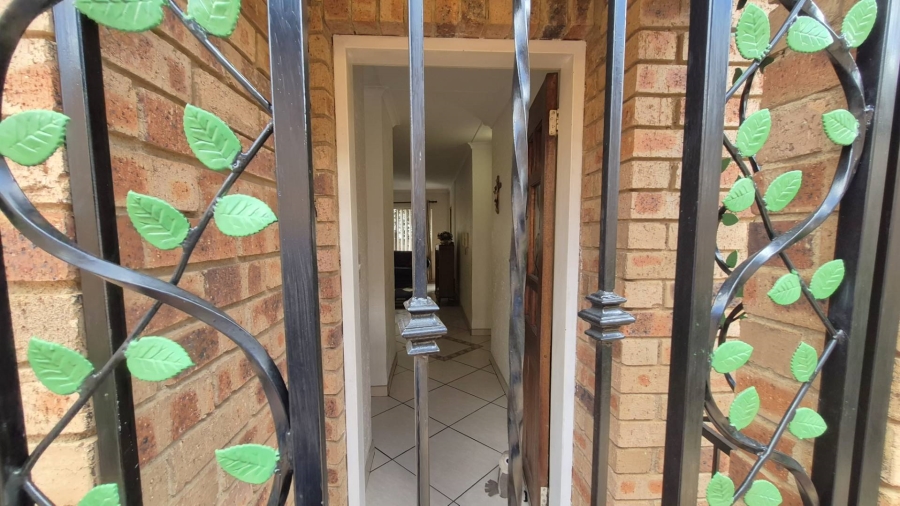 2 Bedroom Property for Sale in Little Falls Gauteng