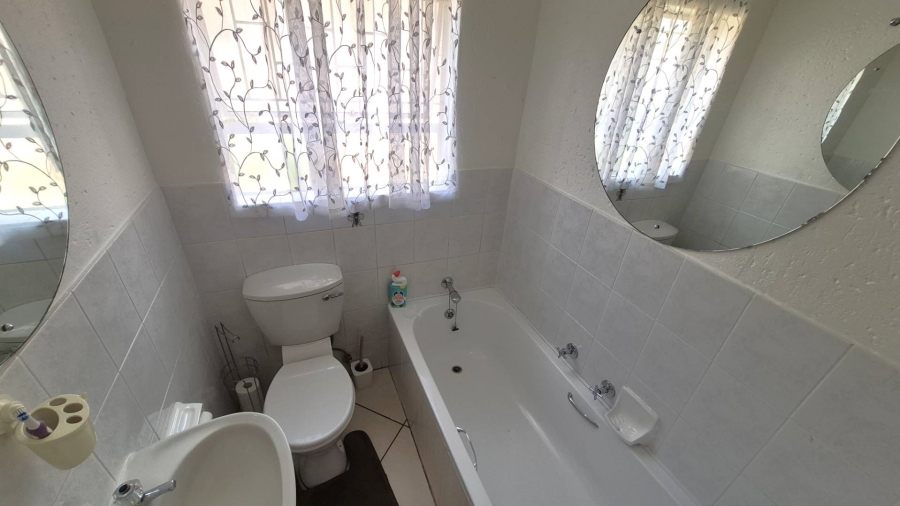 2 Bedroom Property for Sale in Little Falls Gauteng