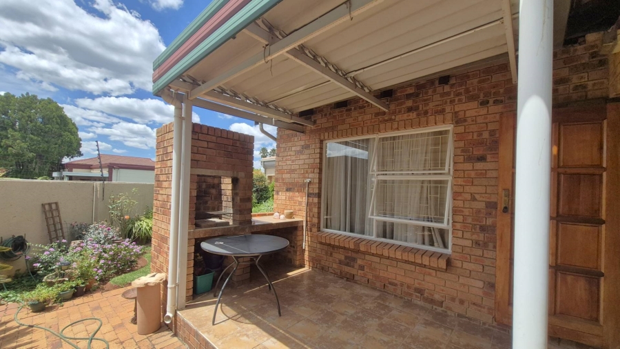 2 Bedroom Property for Sale in Little Falls Gauteng