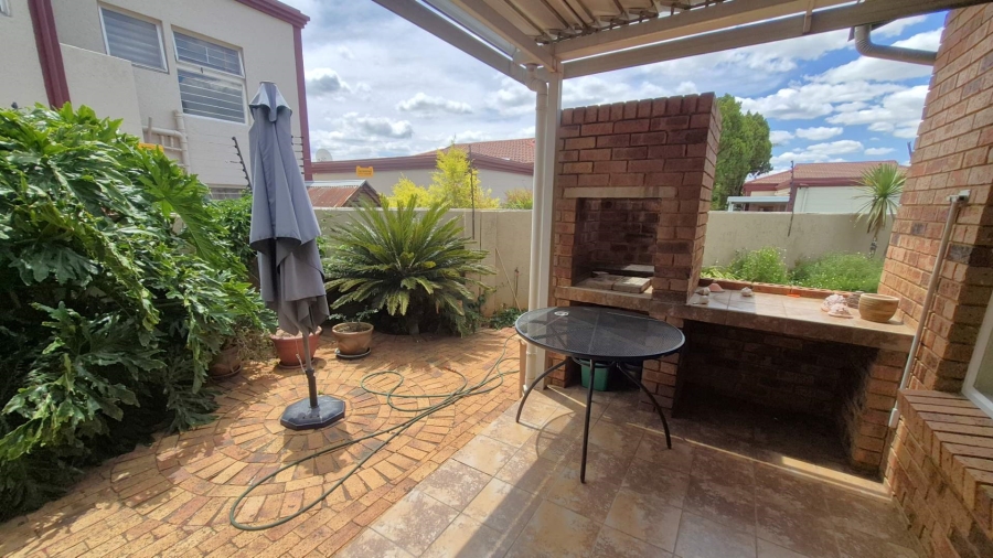 2 Bedroom Property for Sale in Little Falls Gauteng