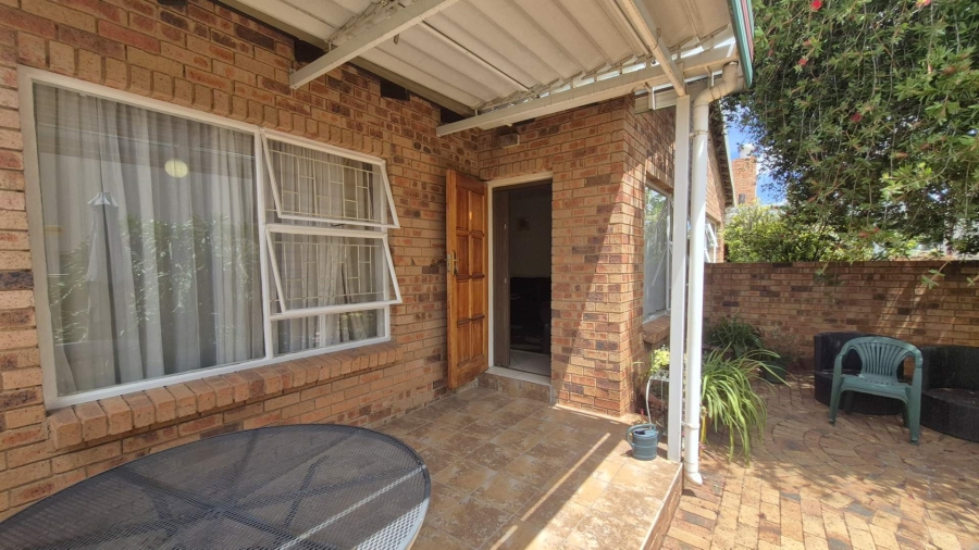 2 Bedroom Property for Sale in Little Falls Gauteng