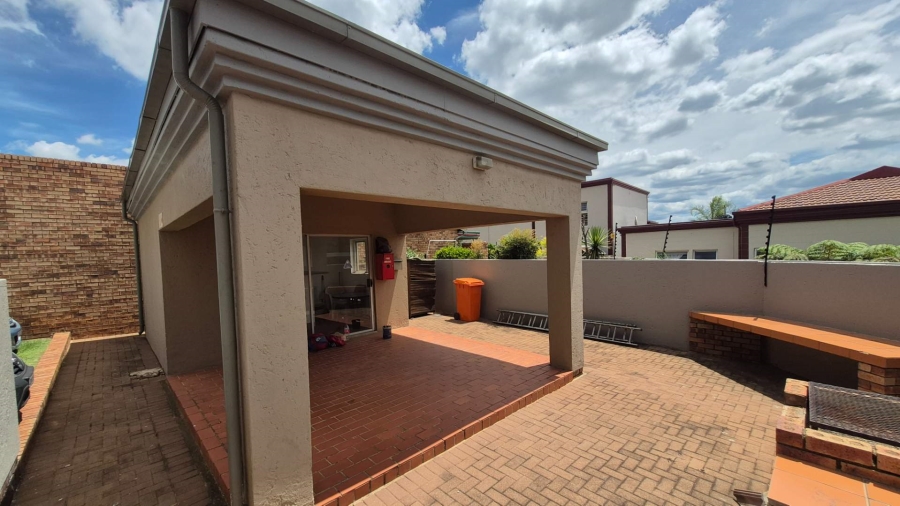 2 Bedroom Property for Sale in Little Falls Gauteng
