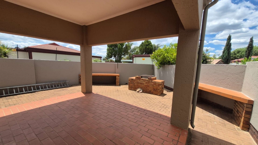 2 Bedroom Property for Sale in Little Falls Gauteng