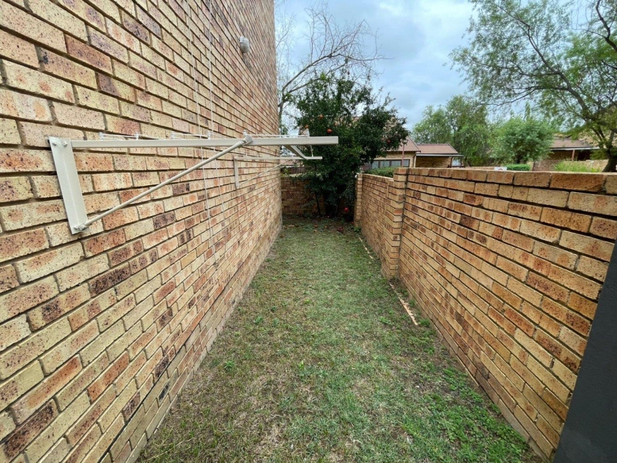 3 Bedroom Property for Sale in Rooihuiskraal Gauteng