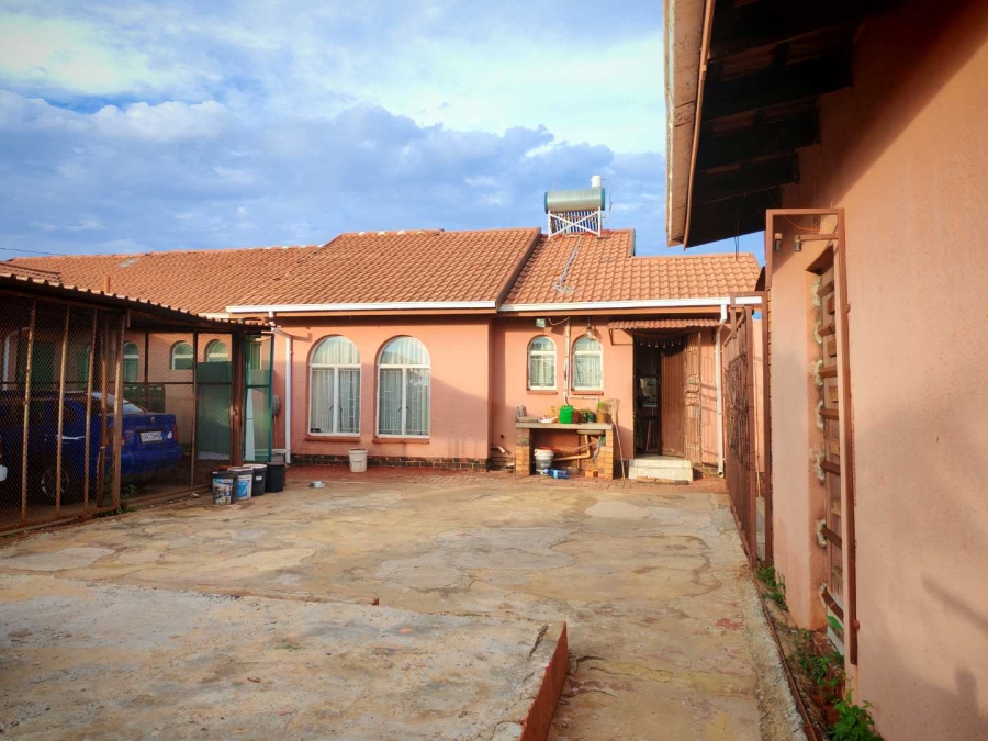 4 Bedroom Property for Sale in Lenasia South Gauteng