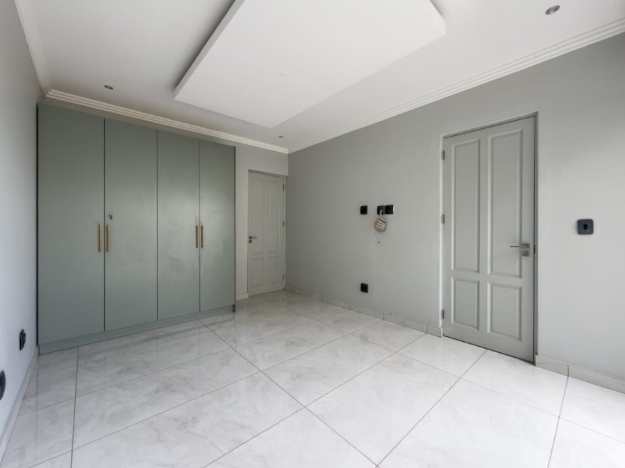 7 Bedroom Property for Sale in Midstream Ridge Gauteng