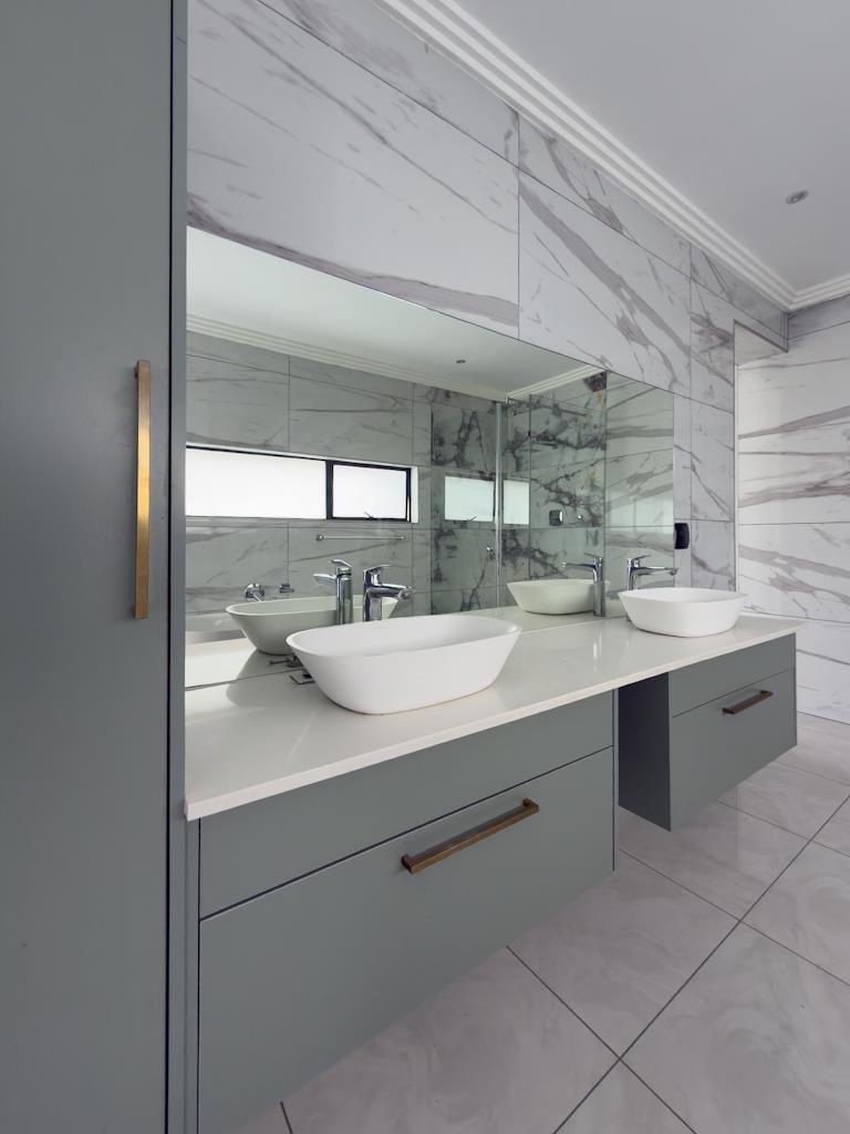 7 Bedroom Property for Sale in Midstream Ridge Gauteng