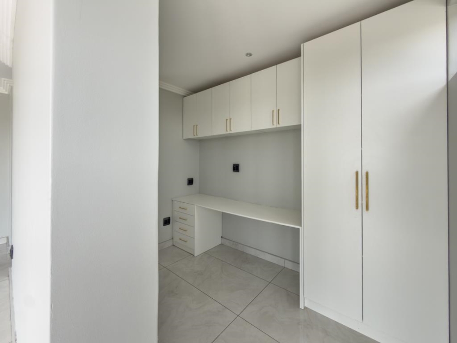 7 Bedroom Property for Sale in Midstream Ridge Gauteng