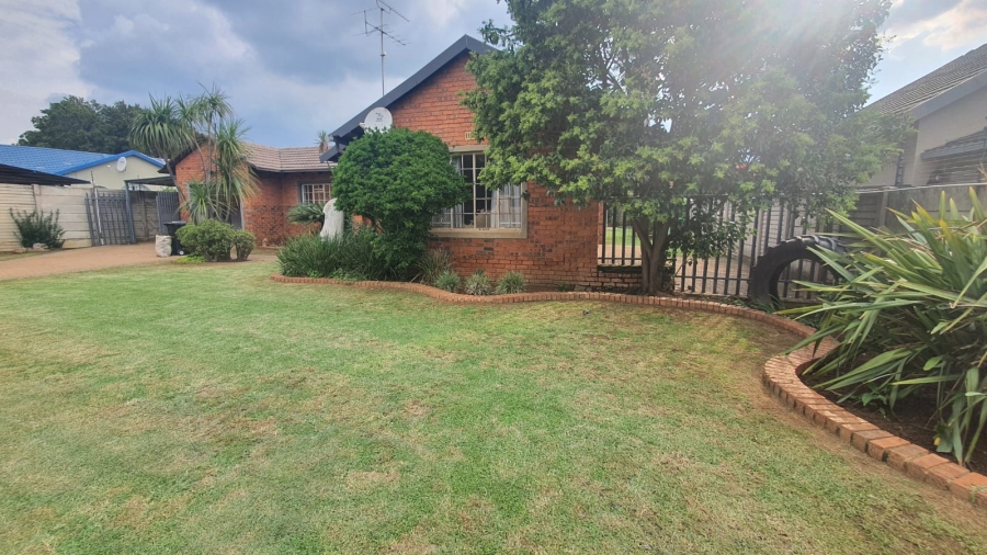3 Bedroom Property for Sale in Bonaero Park Gauteng