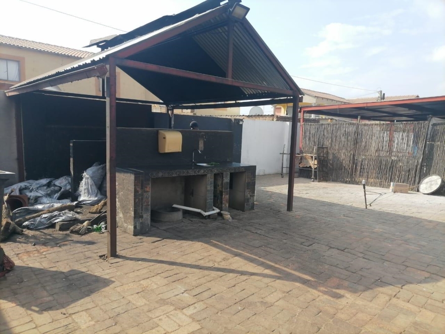 Commercial Property for Sale in Olievenhoutbosch Gauteng