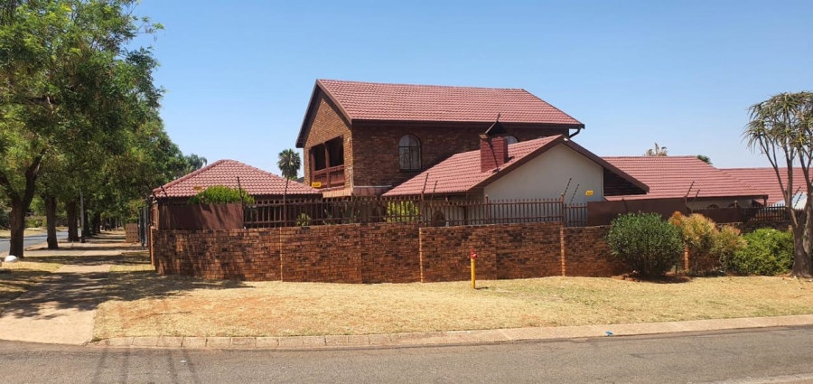 4 Bedroom Property for Sale in Mountain View Gauteng
