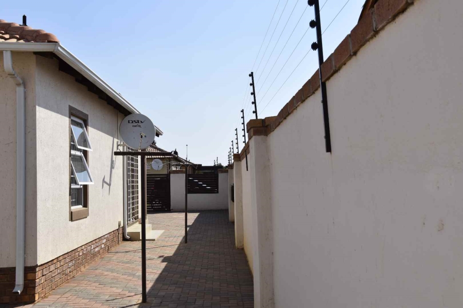 2 Bedroom Property for Sale in Kirkney Gauteng