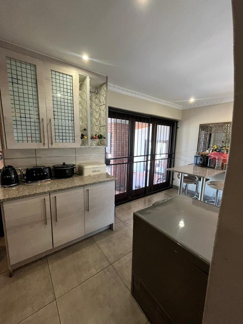 To Let 5 Bedroom Property for Rent in The Reeds Gauteng