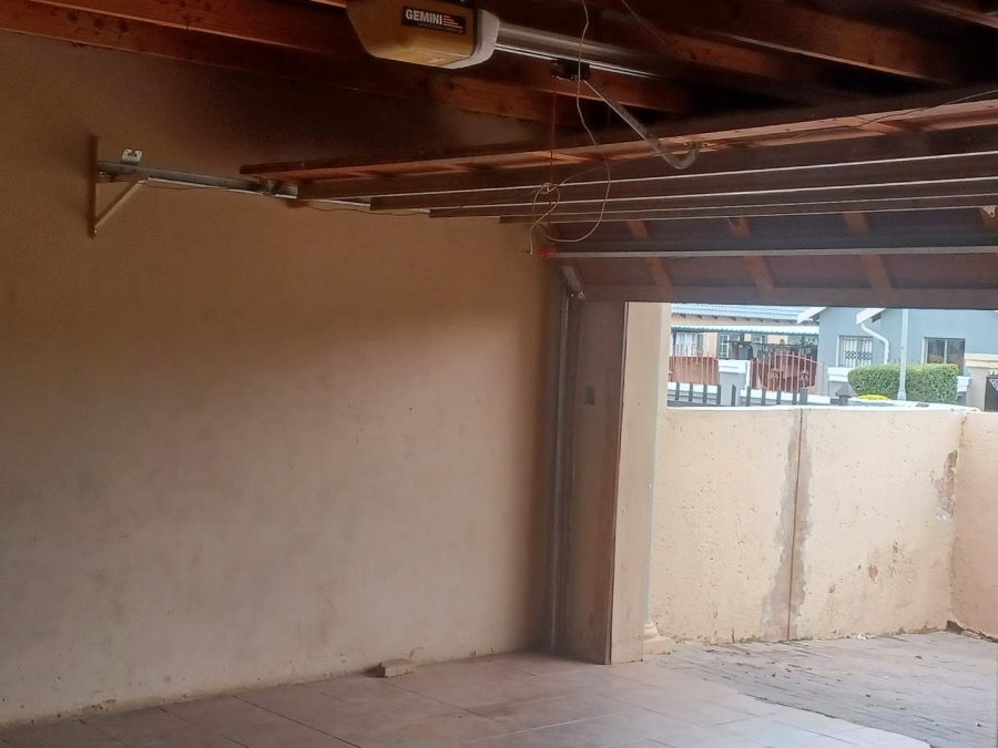 3 Bedroom Property for Sale in Rosslyn Gauteng