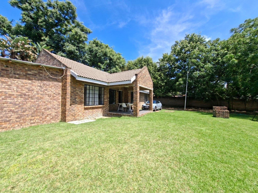 To Let 2 Bedroom Property for Rent in Buccleuch Gauteng