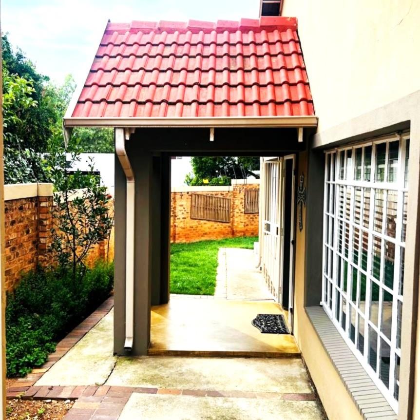 To Let 3 Bedroom Property for Rent in Linden Gauteng