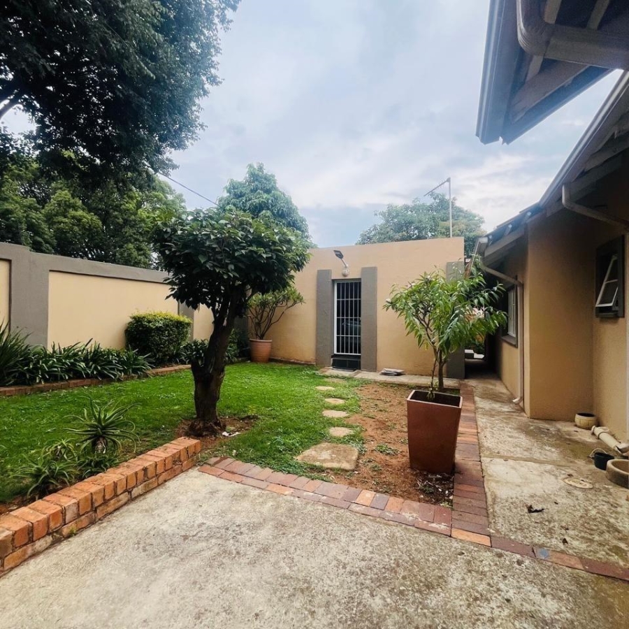 To Let 3 Bedroom Property for Rent in Linden Gauteng