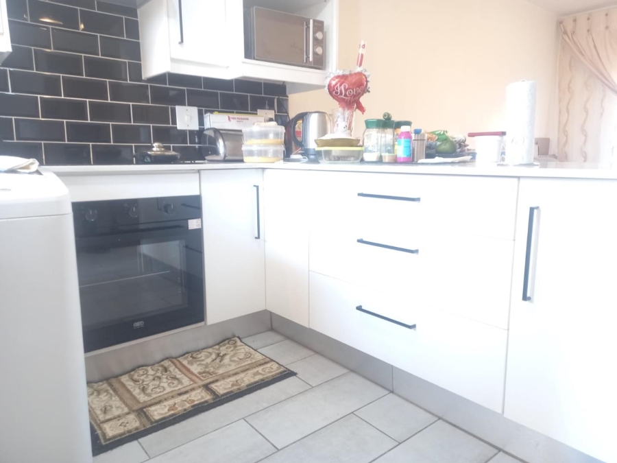 To Let 1 Bedroom Property for Rent in Weltevreden Park Gauteng