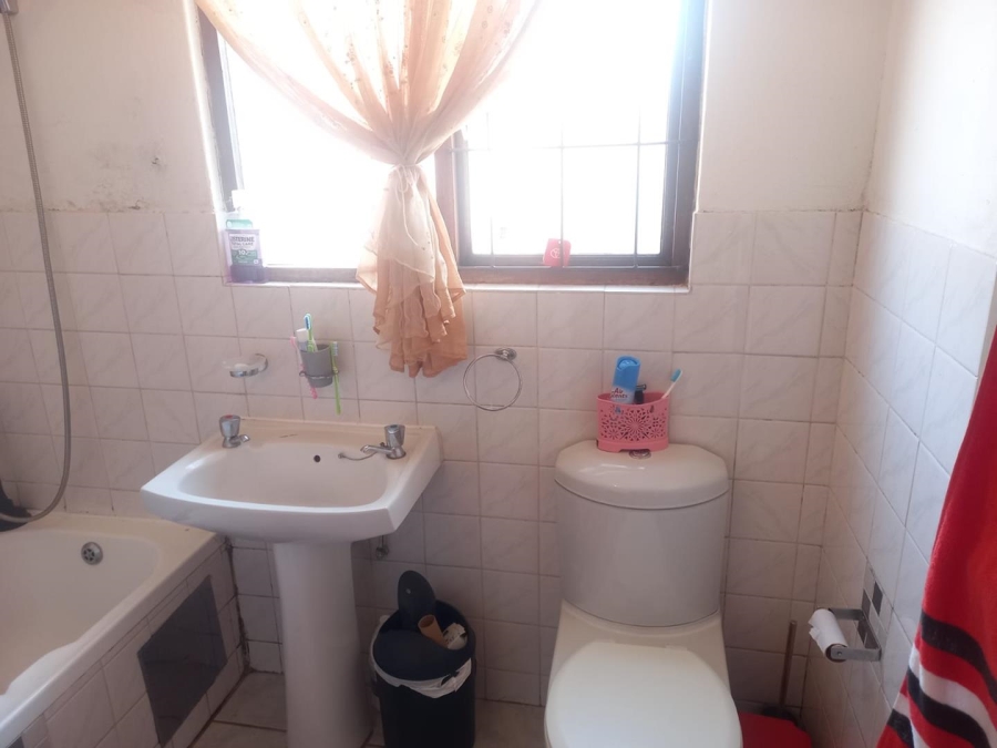 To Let 1 Bedroom Property for Rent in Weltevreden Park Gauteng