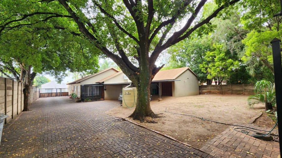 8 Bedroom Property for Sale in Wierdapark Gauteng