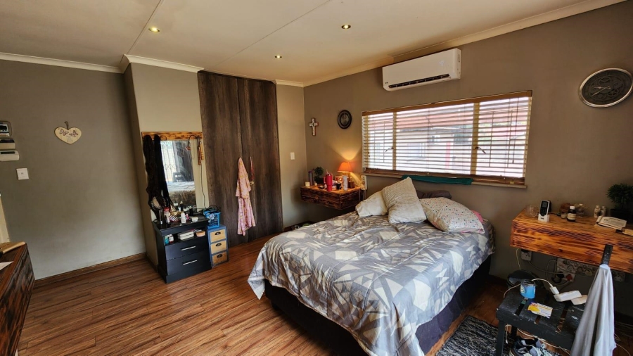 8 Bedroom Property for Sale in Wierdapark Gauteng