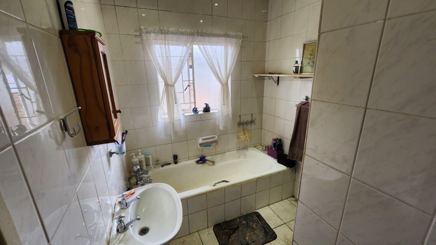 8 Bedroom Property for Sale in Wierdapark Gauteng