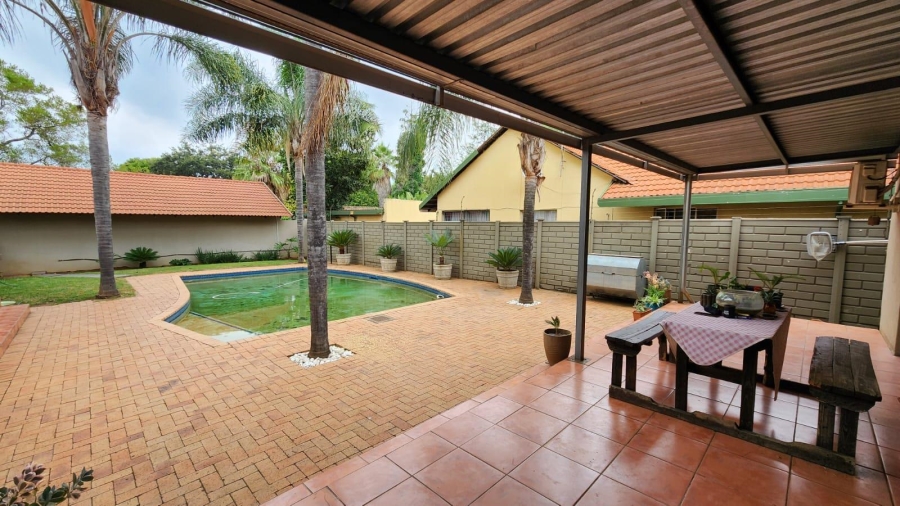 8 Bedroom Property for Sale in Wierdapark Gauteng