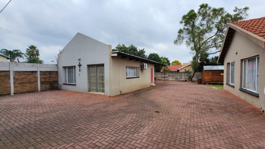 8 Bedroom Property for Sale in Wierdapark Gauteng