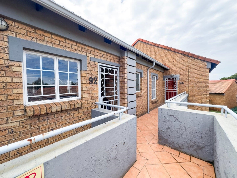 To Let 2 Bedroom Property for Rent in Equestria Gauteng