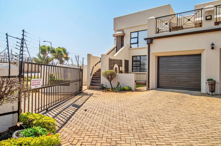 3 Bedroom Property for Sale in Kloofendal Gauteng