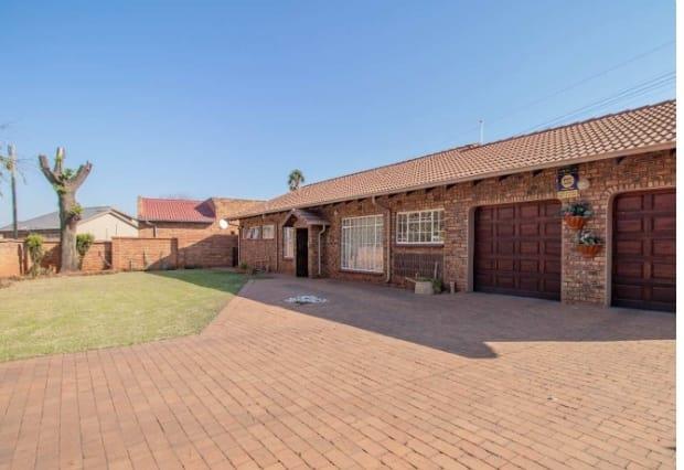 4 Bedroom Property for Sale in Dersley Gauteng