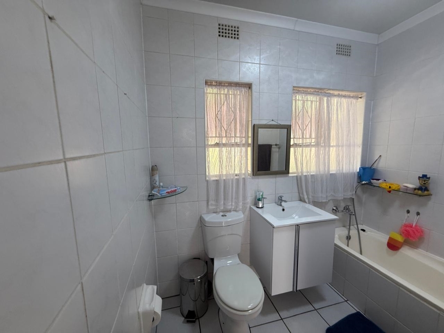 To Let 3 Bedroom Property for Rent in Honeyhills Gauteng