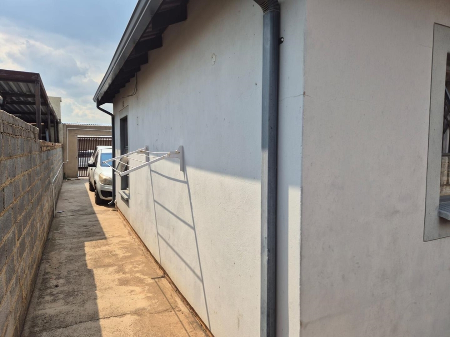 2 Bedroom Property for Sale in Clayville Gauteng