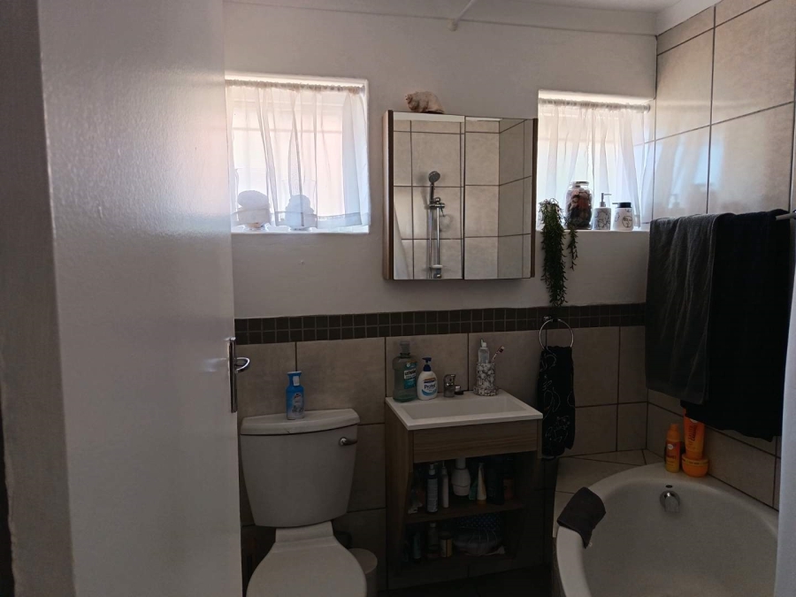 2 Bedroom Property for Sale in Glen Marais Gauteng