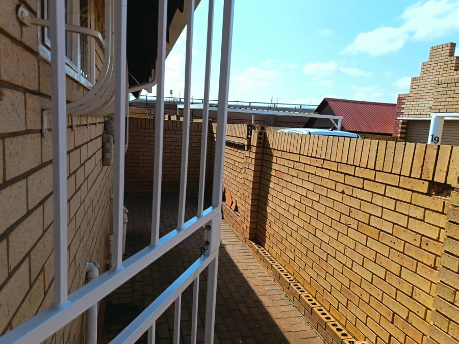 2 Bedroom Property for Sale in Glen Marais Gauteng