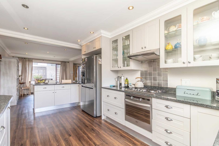 4 Bedroom Property for Sale in Hurlingham Manor Gauteng