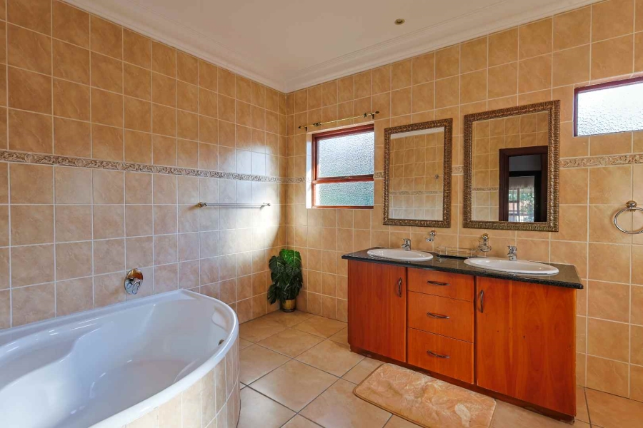 To Let 4 Bedroom Property for Rent in Silver Lakes Golf Estate Gauteng