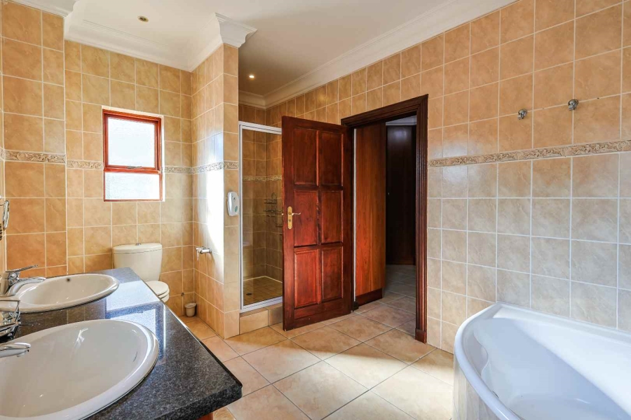 To Let 4 Bedroom Property for Rent in Silver Lakes Golf Estate Gauteng