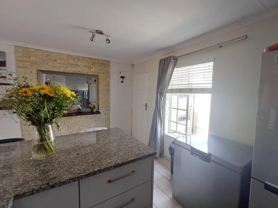 To Let 3 Bedroom Property for Rent in Sonneglans Gauteng