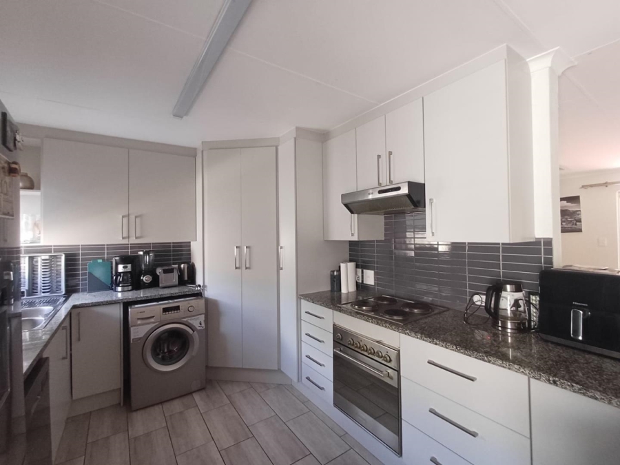 To Let 3 Bedroom Property for Rent in Sonneglans Gauteng