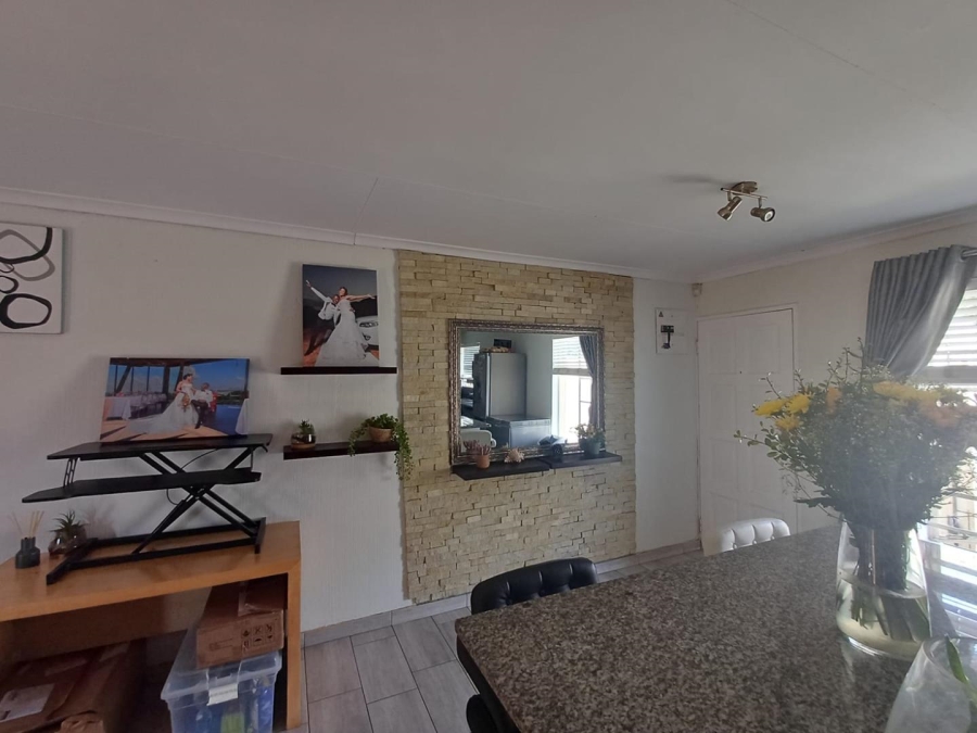 To Let 3 Bedroom Property for Rent in Sonneglans Gauteng