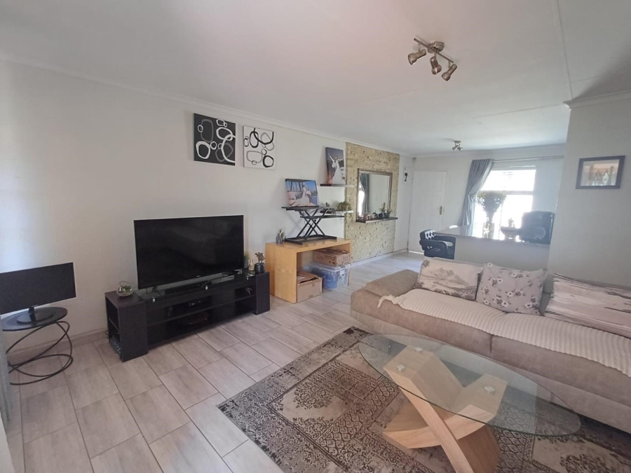 To Let 3 Bedroom Property for Rent in Sonneglans Gauteng